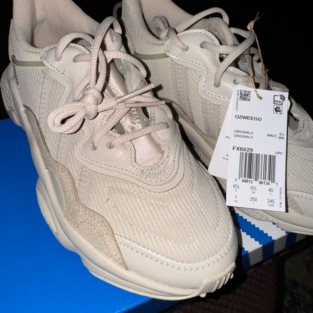 BRAND NEW - Never Worn Adidas Ozweego